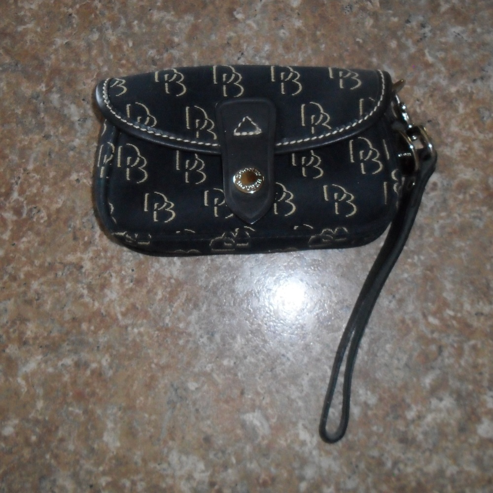 Dooney & Bourke Black & Gold Logo Wristlet NWOT QQ